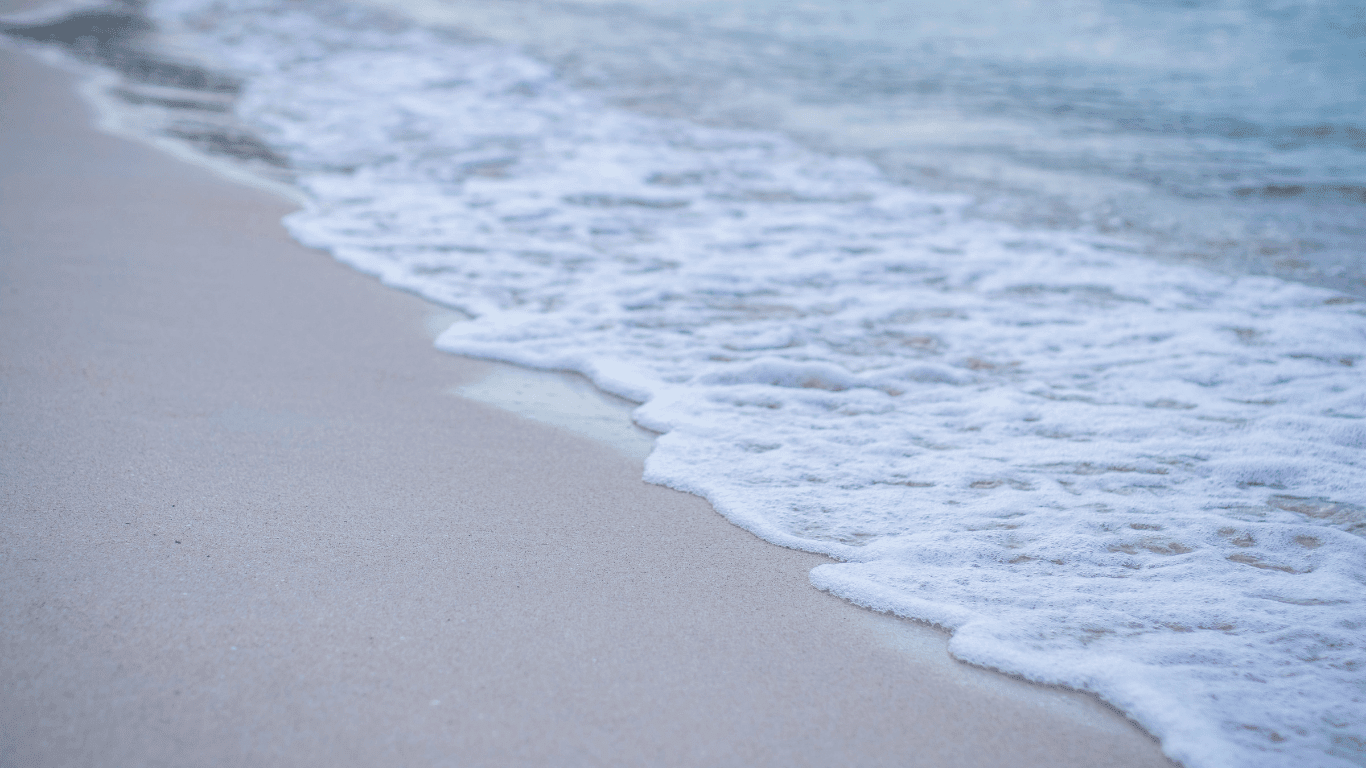 Nature Writing Strand mit sanfter Brandung - die Schrift der Natur