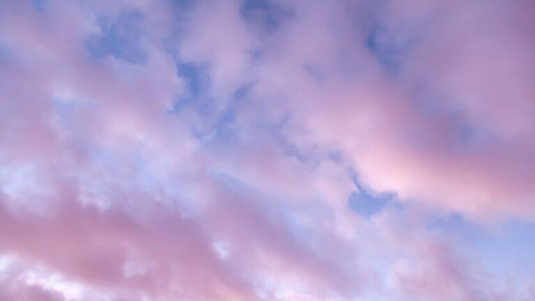 Wolkenhimmel, rosa-blau