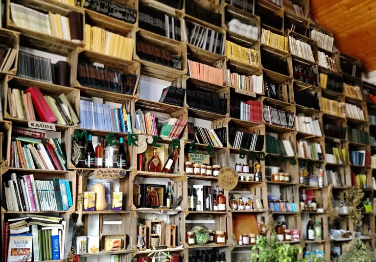 Regal aus Kisten, kunterbunt mit Büchern gefüllt
