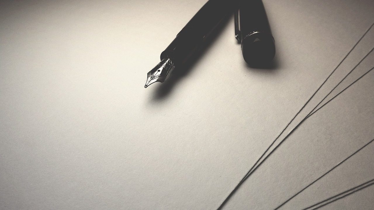 Papier und Stift sind bereit für den Entwurf